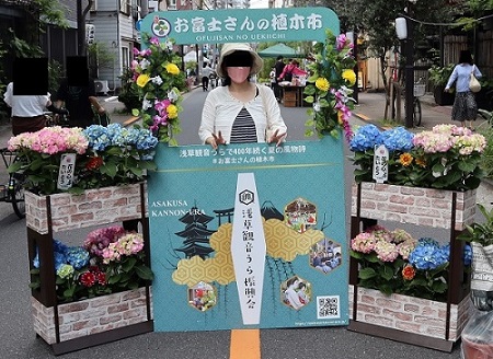 浅草で開催された「お富士さんの植木市」